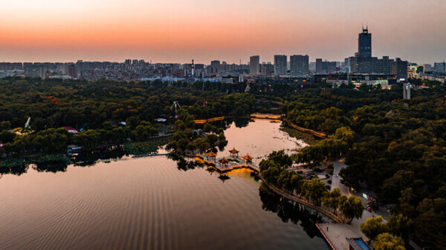 長春南湖公園森林與湖泊景觀
