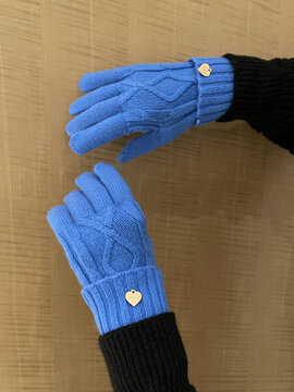 蓝色保暖手套