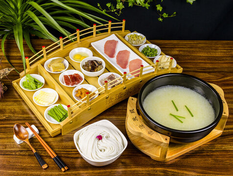 云南過(guò)橋米線