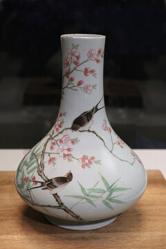 粉彩梅竹雙燕瓶