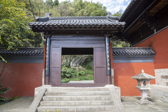 普照寺院門