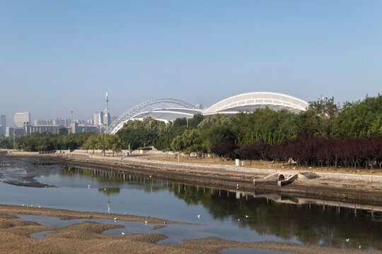 煙臺體育公園和城市天際線