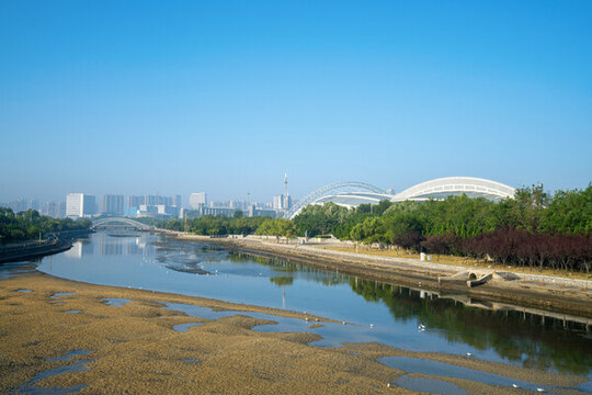 煙臺(tái)體育公園和城市天際線