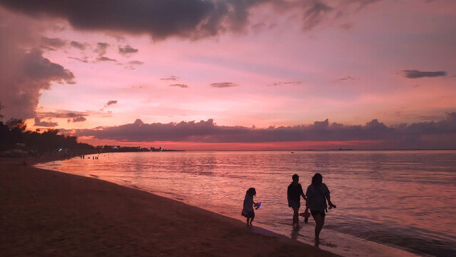 海邊夕陽(yáng)下漫步