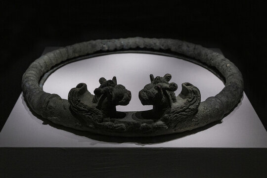戰(zhàn)國(guó)翼獸對(duì)視銅環(huán)