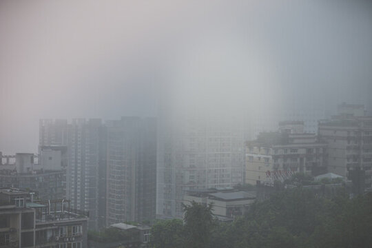 云霧中的重慶建筑