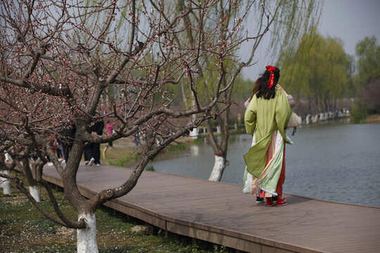古風(fēng)女人在河邊