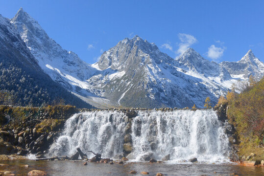 畢棚溝雪山下磐羊湖瀑布