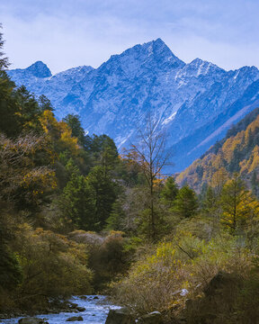 山峰與小溪