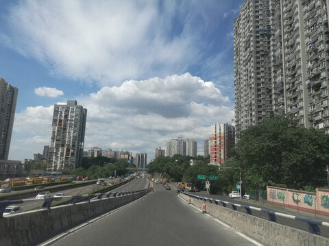 在路上藍(lán)天白云