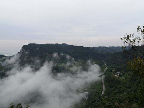 云霧飄渺古劍山