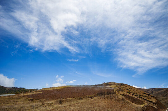 藍(lán)天白云高山田野
