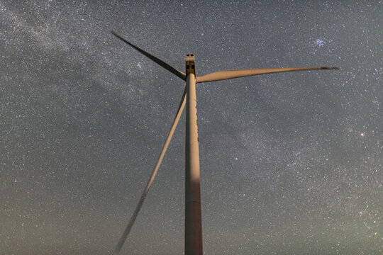 柳州融水縣冬季銀河與風(fēng)力發(fā)電機