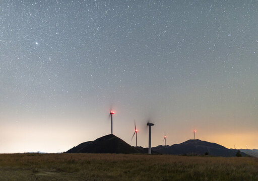 柳州融水縣夜空下的風(fēng)力發(fā)電場