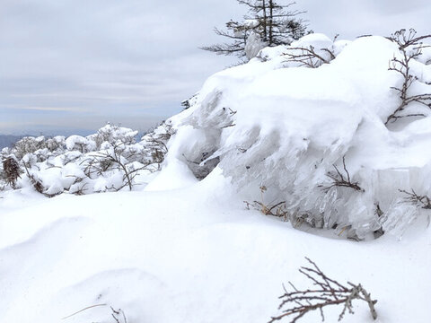 秦嶺山頂積雪冰錐