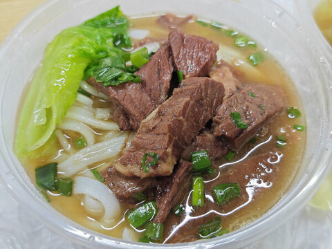 牛腩湯河粉