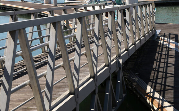 海邊無人港口碼頭棧橋