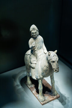 北朝時期陶騎馬武士俑