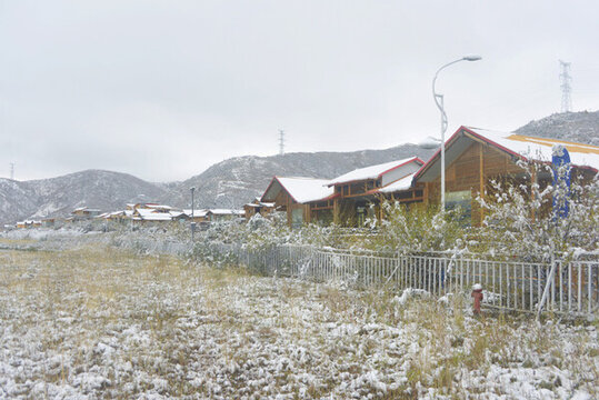 俄么塘花海景區(qū)食宿區(qū)域雪景