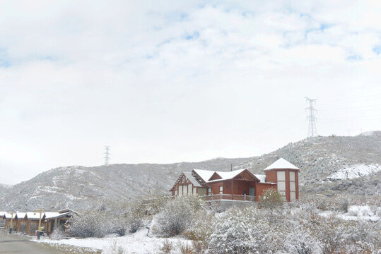 阿壩俄么塘花海食宿區(qū)域雪景