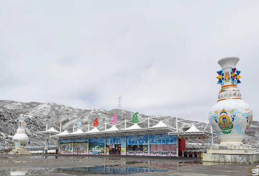 紅原俄么塘花海景區(qū)大門(mén)雪景
