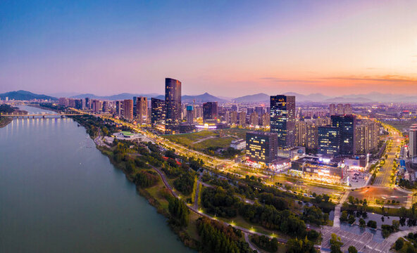 落日余暉下的上虞城市夜景航拍