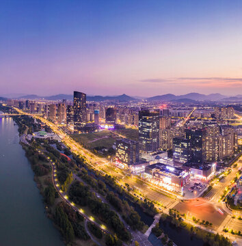 落日余暉下的上虞城市夜景航拍