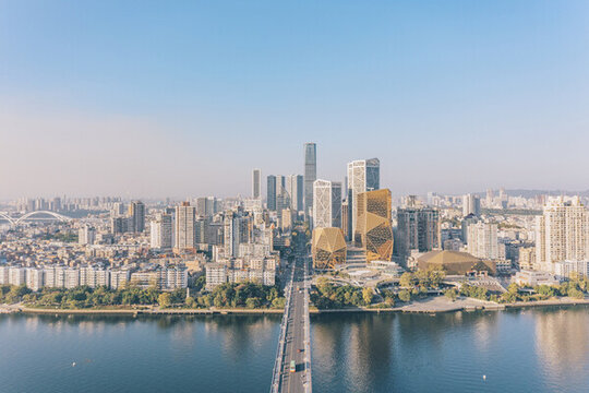 航拍柳州柳江大橋與市中心建筑群