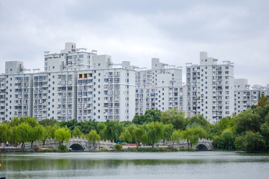 現(xiàn)代城市湖景房景觀