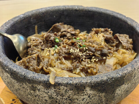 肥牛石鍋拌飯