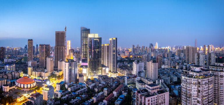 航拍武漢現(xiàn)代建筑夜景