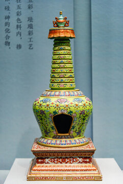 清乾隆綠地粉彩番蓮紋藏式佛塔