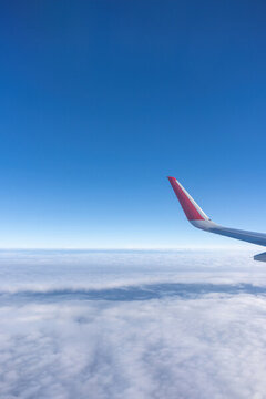 天空中飛行的飛機(jī)
