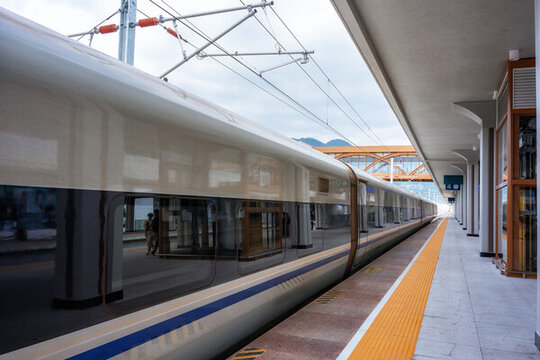 火車站高鐵列車與站臺