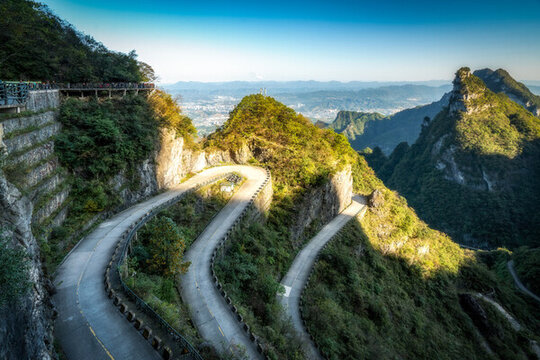 張家界天門山懸崖峭壁上的公路