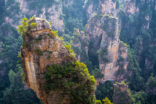 張家界地質(zhì)公園險(xiǎn)峻山峰