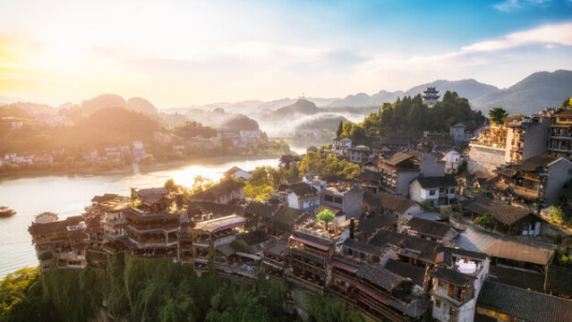 航拍酉水河畔的芙蓉鎮(zhèn)