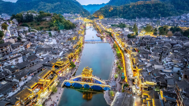 航拍鳳凰城沱江兩岸夜景