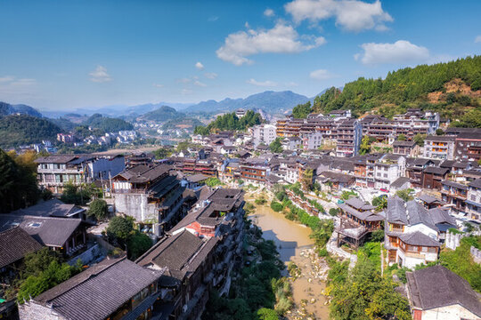 航拍瀑布上的千年古鎮(zhèn)