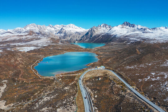 西藏格聶神山和高原湖泊美景