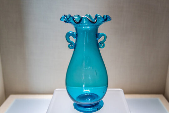 北京故宮清代海藍(lán)色玻璃花瓣口瓶