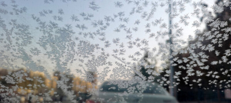 車窗上的雪花