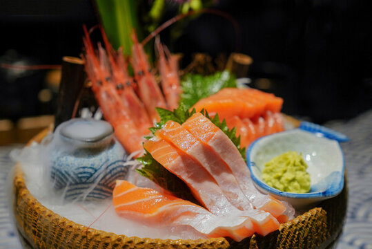 三文魚刺身拼盤日本料理美食