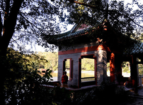 公園亭臺(tái)