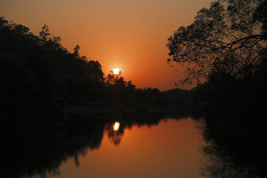 夕陽(yáng)倒影