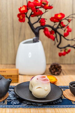 中國風(fēng)背景前一盤玉兔糕點(diǎn)茶點(diǎn)