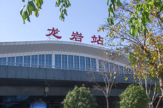 龍巖站
