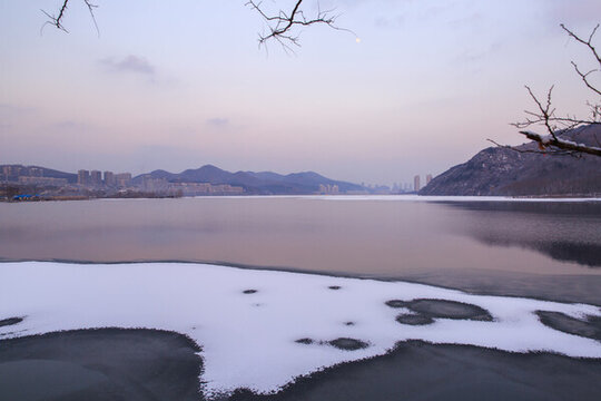 雪后湖面