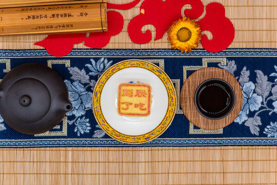 中國風(fēng)背景前一盤御用貢品點(diǎn)心