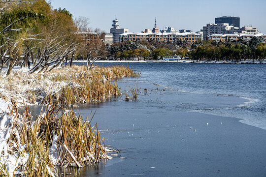 初雪后的中國長春南湖公園雪景